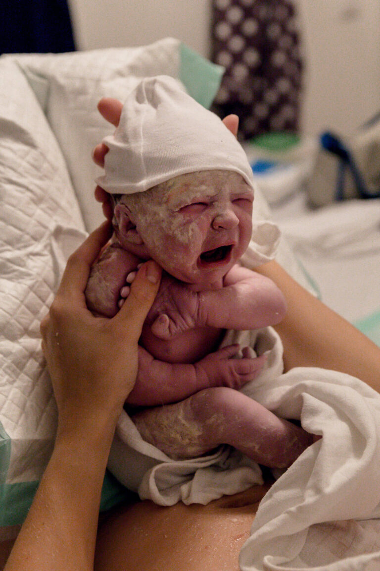 eerste kennismaking met dochter na bevalling in soest door geboortefotograaf uit amersfoort