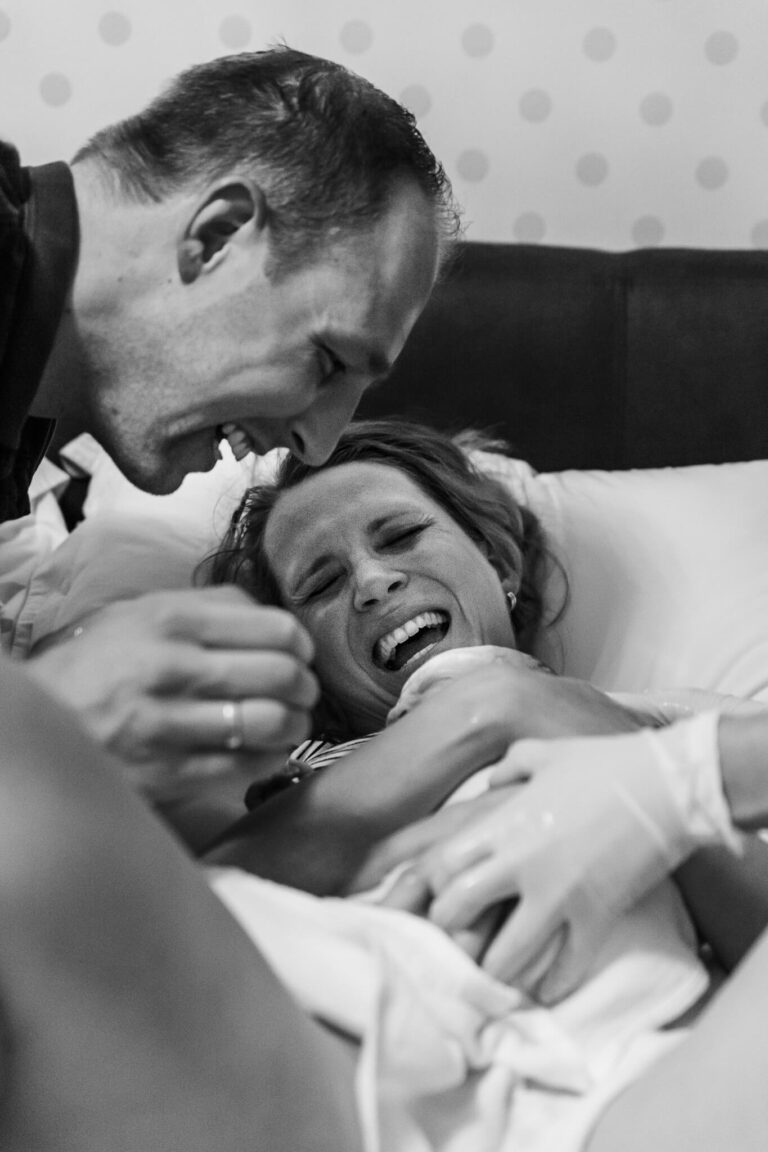 gelukkige kennismaking met baby net na bevalling thuisbevalling soest door geboortefotograaf uit amersfoort