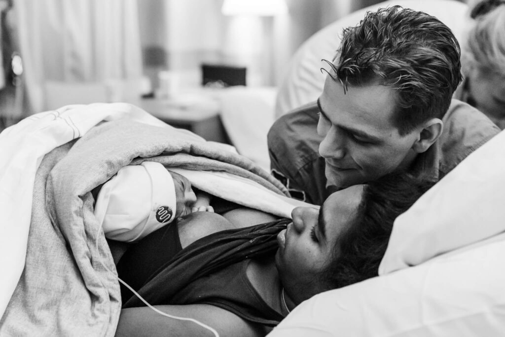 pasgeboren baby bij moeder op borst met vader erbij in meander ziekenhuis in amersfoort door geboortefotograaf