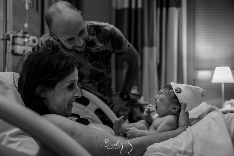 baby eerst keer bij ouders na bevalling bewonderen van pasgeboren zoon door geboortefotograaf