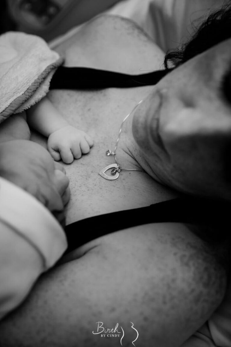 close up van baby bij moeder op de borst door geboortefotograaf