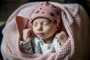Foto homecoming baby meisje bij thuiskomst na ziekenhuisbevalling in meander amersfoort door geboortefotograaf