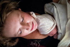 Eerste momenten met pasgeboren baby op de borst na thuisbevalling met geboortefotograaf cindy uit amersfoort er bij