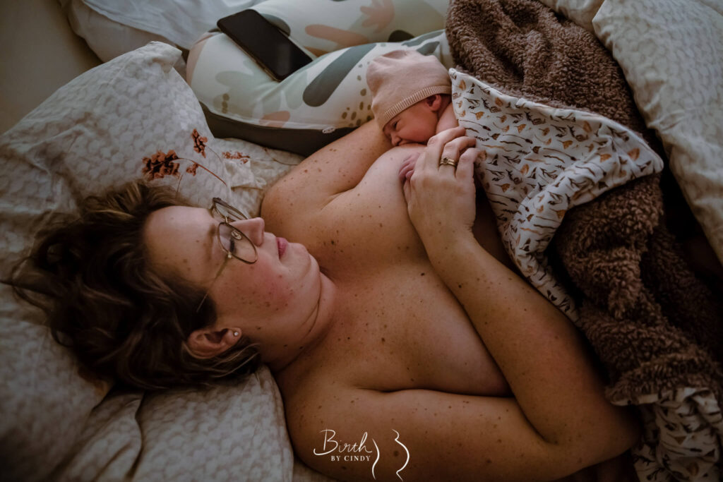 Geboortefotograaf utrecht rust in bed na bevalling thuis