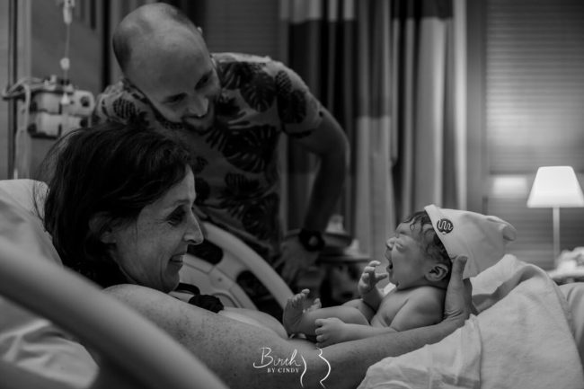baby eerste keer bij ouders na bevalling bewonderen van pasgeboren zoon in Meander Amersfoort door geboortefotograaf Amersfoort Amsterdam Utrecht
